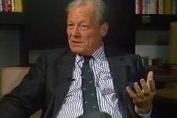Fotoausschnitt aus einem Interview von Horst Schättle mit Willy Brandt für die ZDF-Sendung „Zeugen des Jahrhunderts“ im Dezember 1988 zu Brandts Berlin-Aufenthalt 1936.