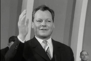 Fotoausschnitt aus der Wochenschau vom 29. November 1960 zur Wahl Willy Brandts als Kanzlerkandidat der SPD.