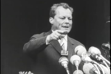 Fotoausschnitte aus Brandts Rede vor dem Abgeordnetenhaus am 13.08.1961 anlässlich des Baus der Berliner Mauer.