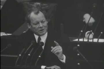 Ausschnitt aus der Wochenschau vom 29. Februar 1972, bei der Ausschnitte aus Brandts Rede gezeigt werden, in der er für eine Ost-Annäherung plädiert.