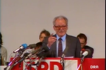 Fotoausschnitt aus einer Sendung des DDR-Fernsehens: In diesem Video sind drei verschiedene Reden von Brandts zum Parteitag der Ost-SPD 1990 in Leipzig zusammengeschnitten.