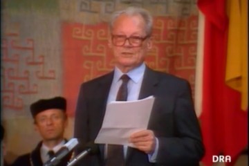 Fotoausschnitt aus einer Sendung des Deutschen Fernsehfunks (DFF), der die Rede Willy Brandts zeigt, die er am 15. Mai 1990 zur Entwicklungspolitik in Prag gehalten hat.