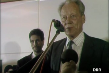 Fotoausschnitt aus einer Sendung des DDR-Fernsehens zur Volkskammerwahl 1990. Willy Brandt zieht dazu Bilanz.