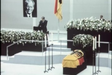Fotoausschnitt aus Deutschlandspiegel vom 17. Oktober 1992 vom Staatsakt für Willy Brandt im Berliner Reichstag.
