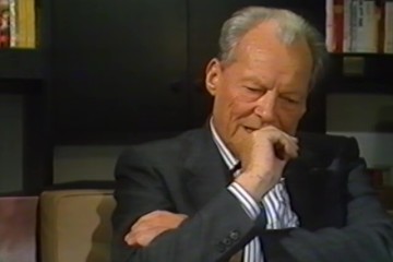 Fotoausschnitt aus einem Interview von Horst Schättle mit Willy Brandt für die ZDF-Sendung „Zeugen des Jahrhunderts“ im Dezember 1988 zu Brandts Kontakten zu Adam von Trott und Julius Leber im Kampf gegen die Nationalsozialisten.