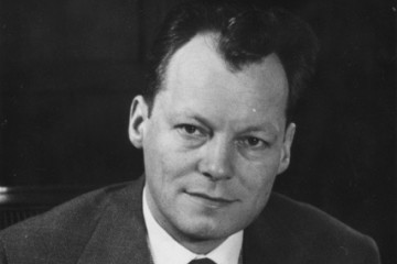 Schwarz-Weiß-Porträt von Willy Brandt aus dem Jahr 1957.