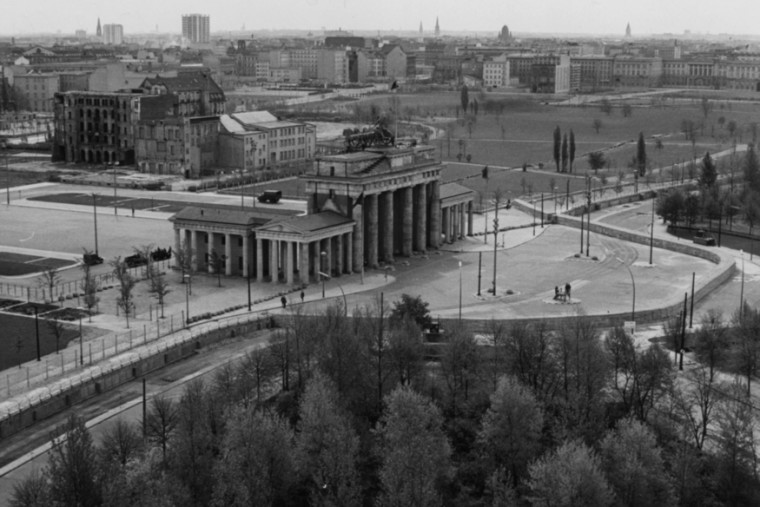 Blick vom Berliner Reichstagsgebäude auf den Mauerverlauf vor dem Brandenburger Tor, April 1962