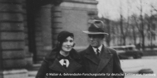 Willy Brandt geht mit Gertrud Meyer spazieren. Brandt trägt Hut und sieht Gertrud an. Unscharfe Fotografie in Schwarz-Weiß. Öffnet weitere Informationen zu dieser Partnerschaft.