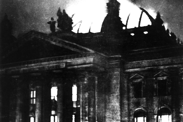 Schwarz-Weiß-Aufnahme des brennenden Reichstags.