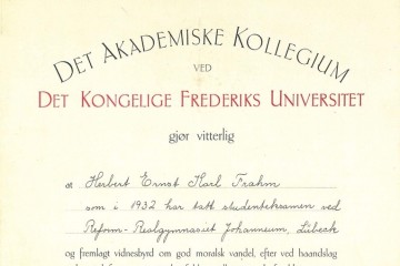 Ausschnitt der Aufnahmeurkunde „det akademiske kollegium ved det kongelige frederiks universitet“ für Herbert Ernst Karl Frahm.