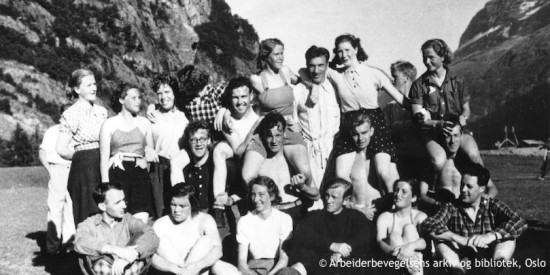 Gruppenbild junger Menschen in einem Ferienlagers in Norwegen. Unter den Jugendlichen ist Willy Brandt. Fotografie in Schwarz-Weiß. Öffnet weitere Informationen zu Brandts Zeit in Norwegen und Schweden.