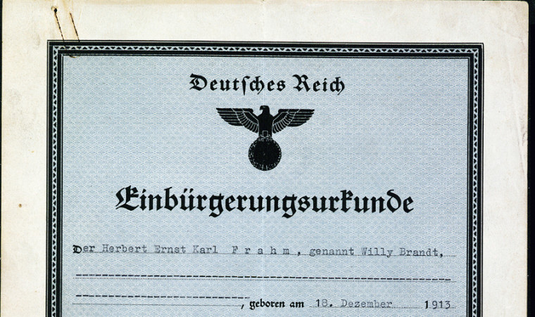 Ausschnitt der Einbürgerungsurkunde „Deutsches Reich“ für Herbert Ernst Karl Frahm, genannt Willy Brandt. Zu sehen ist noch der Reichsadler, lediglich das Harkenkreuz wurde händig übermalt.