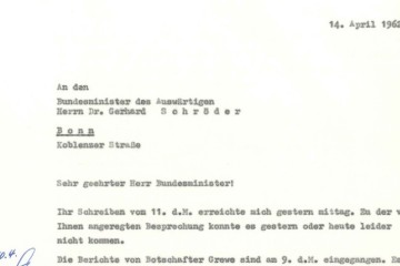 Ausschnitt eines Briefes von Willy Brandt als Regierender Bürgermeister Berlins an den Außenminister Dr. Gerhard Schröder vom 14. April 1962. „Sehr geehrter Herr Bundesaußenminister! Ihr Schreiben vom 11. des Monats erreichte mich gestern Mittag. Zu der von Ihnen angeregten Besprechung konnte es gestern oder heute leider nicht kommen. Die Berichte von Botschafter Grewe sind am 9. des Monats eingegangen. Es“. Hier endet der Ausschnitt.