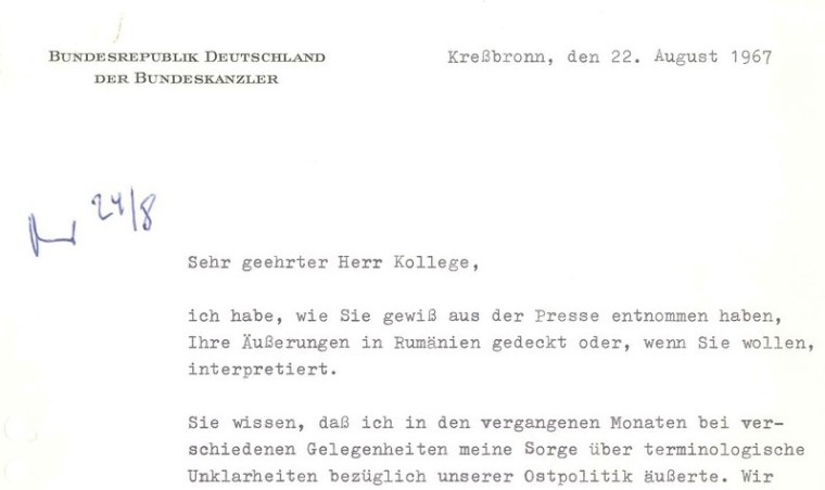 Ausschnitt eines Briefes von Bundeskanzler Kiesinger an Außenminister Willy Brandt am 22. August 1967: „Segr geehrter Herr Kollege, ich habe, wie Sie gewiss aus der Presse entnommen haben, Ihre Äußerungen in Rumänien gedeckt oder, wenn Sie wollen, interpretiert. Sie wissen, dass ich in den vergangenen Monaten bei verschiedenen Gelegenheiten meine Sorge über terminologische Unklarheiten bezüglich unserer Ostpolitik äußerte. Wir“ Hier endet der Ausschnitt.