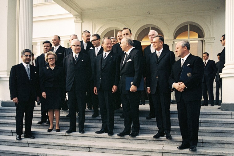 Gruppenfoto des sozial-liberalen Kabinetts von Bundeskanzler Willy Brandt vor dem Eingangsbereich der Villa Hammerschmidt in Bonn.