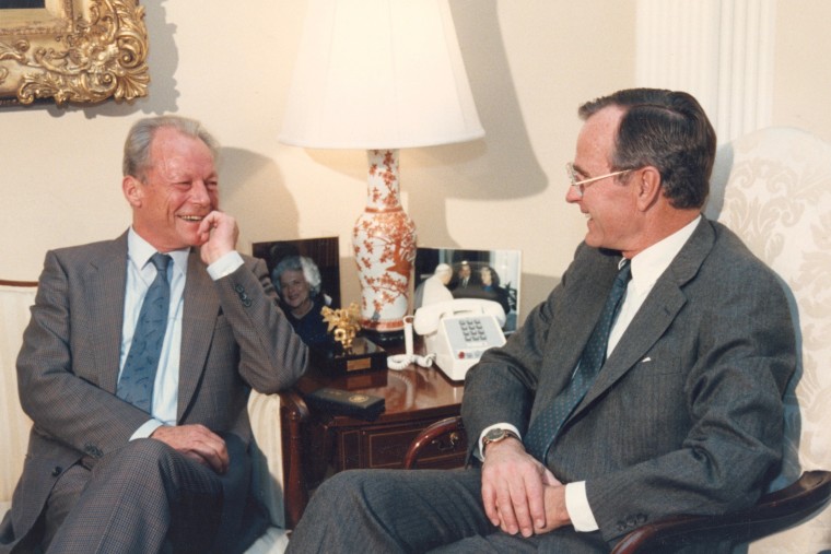 Willy Brandt im Jahr 1985 mit de, US-Vizepräsidenten George Bush in seinem Büro im Weißen Haus.