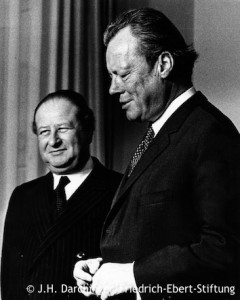 Willy Brandt steht neben Bruno Kreisky. Fotografie in Schwarz-Weiß. Öffnet Abschnitt H bis K der Liste der Weggefährten Brandts. Sortiert nach Nachnamen.