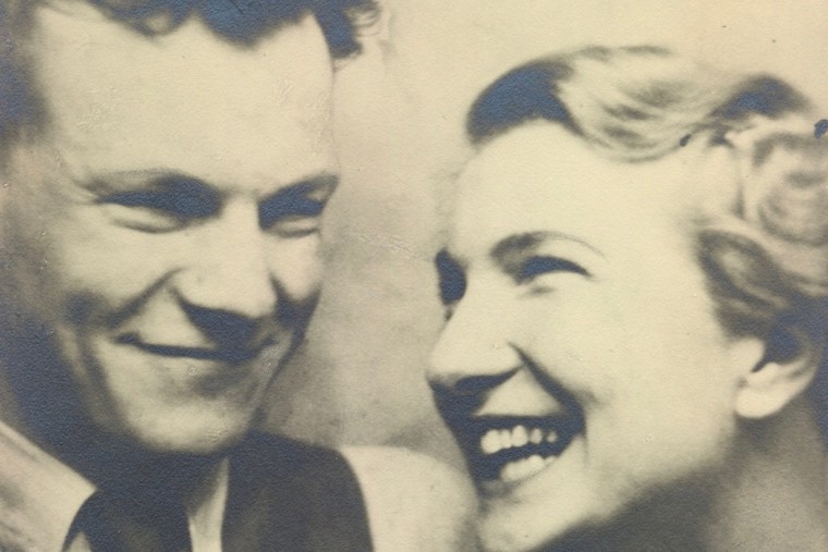 Nahaufnahme in Sepia von Willy Brandt und Gertrud Meyer aus dem Jahr 1939. Beide sehen sich an und lächeln.