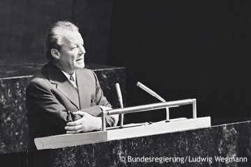 Willy Brandt steht an einem Rednerpult der Vereinten Nationen. Fotografie in Schwarz-Weiß. Öffnet eine Sammlung wichtiger Reden Brandts.