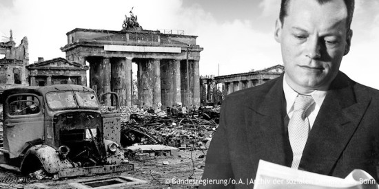 Schwarz-Weiß-Collage eines lesenden Willy Brandt mit einer Aufnahme des Schutts und der Kriegszerstörung rund um das Brandenburger Tor inklusive eines Autofracks. Öffnet den multimedialen Zeitstrahl der Jahre von 1947 bis 1956.