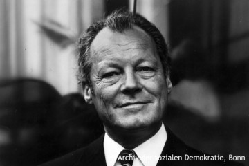 Schwarz-Weiß-Porträt von Willy Brandt. Öffnet den Lebenslauf mit den wichtigsten Stationen seines Werdegangs.