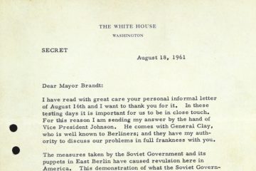 In schwarzer Schreibmaschinenschrift: The White House. Washington. Secret. August 18, 1961. Dear Mayor Brandt: I have read with great care your personal informal letter of August 16th and I want to thank you for it. In these testing days it is important for us to be in close touch. For this reason I am sending my answer by the hand of Vice President Johnson. He comes with General Clay, wo is well known to Berliners; and they have my authority to discuss our problems in full frankness with you. The measures taken by the Soviet Government and ist puppets in East Berlin have caused revulsion here in Amerika. This demonstration of what the Soviet Govern