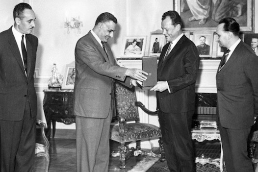 Schwarz-Weiß-Aufnahme von Willy Brandt, der dem ägyptischen Staatspräsidenten Gamal Abdel Nasser 1963 eine Schatulle überreicht. Hinter Brandt steht Egon Bahr.