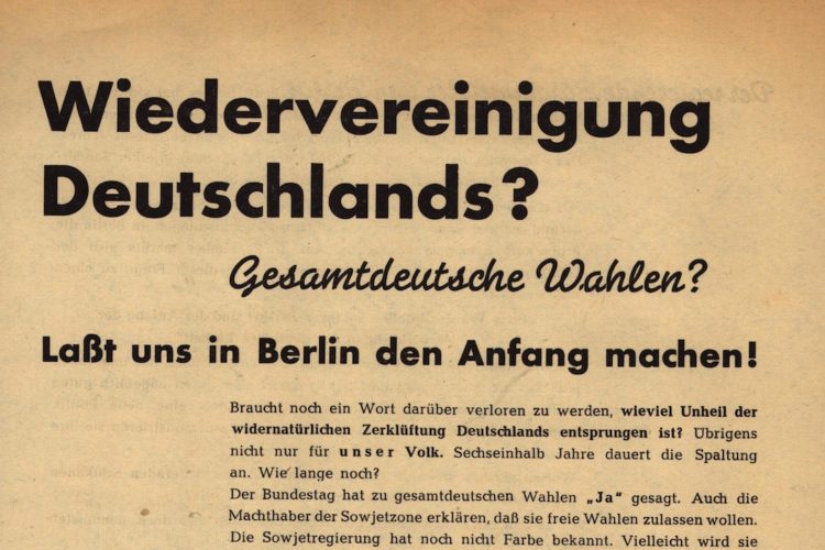 In schwarzer Schrift auf hellbraunem Papier steht: Wiedervereinigung Deutschlands? Gesamtdeutsche Wahlen? Lasst uns in Berlin den Anfang machen! Bracht noch ein Wort darüber verloren zu werden, wieviel Unheil der widernatürlichen Zerklüftung Deutschlands entsprungen ist? Übrigens nicht nur für unser Volk. Sechseinhalb Jahre dauert die Spaltung an. Wie lange noch? Der Bundestag hat zu gesamtdeutschen Wahlen „Ja“ gesagt. Auch die Machthaber der Sowjetunion erklären, dass sie freie Wahlen zulassen wollen. Die Sowjetunion hat noch nicht Farbe bekannt. Vielleicht wird sie