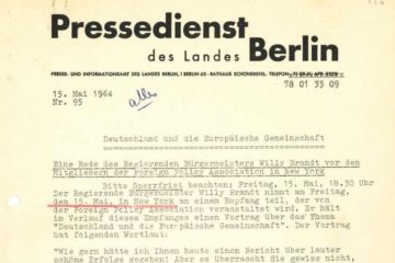 In schwarzer Schrift auf weißem Papier steht: Pressedienst des Landes Berlin. Presse- und Informationsamt des Landes Berlin, 1 Berlin 62 – Rathaus Schöneberg, Telefon: 78 01 33 09. Darunter steht mit der Schreibmaschine geschrieben: 15.Mai 1964. Nr. 95. Deutschland und die Europäische Gemeinschaft. Eine Rede des Regierenden Bürgermeisters Willy Brandt vor den Mitgliedern der Foreign Policy Association in New York. Bitte Sperrfirst beachten: Freitag, 15. Mai, 18:30 Uhr. Der Regierende Bürgermeister Willy Brandt nimmt am Freitag, dem 15. Mai, in New York an einem Empfang teil, der von der Foreign Policy Association veranstaltet wird. Er hält im Verlauf dieses Empfangs einen Vortrag über das Thema „Deutschland und die Europäische Gemeinschaft“. Der Vortrag hat folgenden Wortlaut: „Wie gerne hätte ich Ihnen heute einen Bericht über lauter schöne Erfolge gegeben“ Aber es überrascht Sie gewiss nicht,