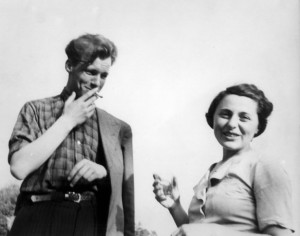 Der junge Willy Brandt steht mit einer Zigarette im Mund neben Rosa Lenz. Aufgenommen wurde das Foto in der Nähe von Paris, Frankreich.